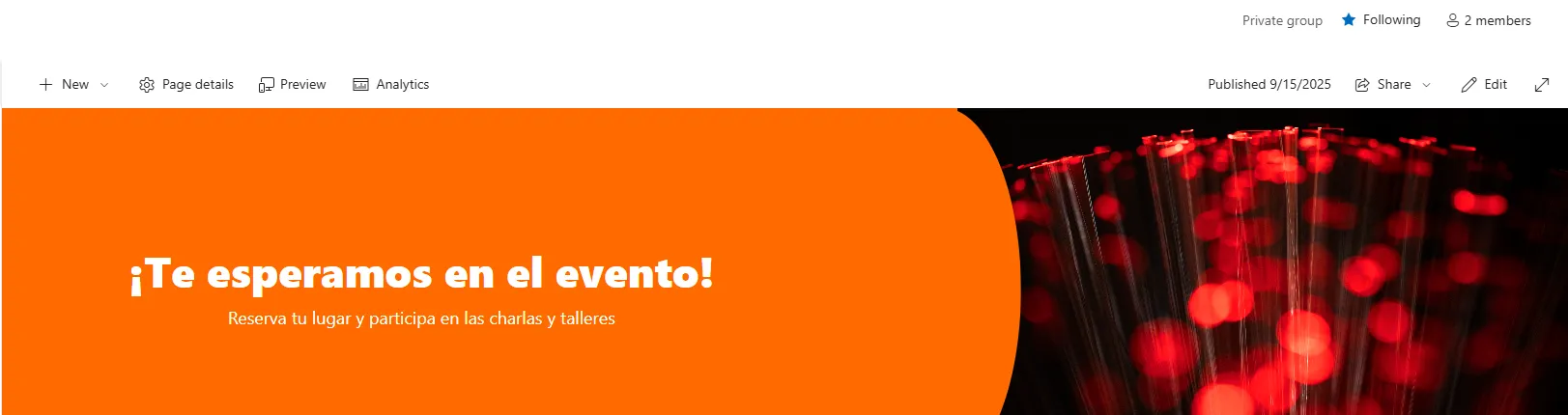Banner de SharePoint con mensaje de evento interno, fondo naranja brillante y texto blanco, acompañado de una imagen abstracta con luces rojas a la derecha.